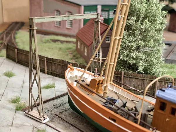 Detail již osazeného a dokončeného dřevěného plotu