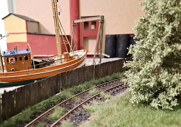Dřevěný plot podél cesty a loděnice