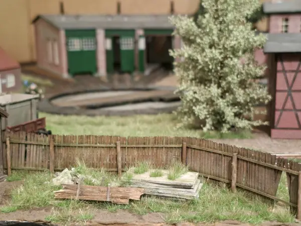 Dřevěný plot jako součást širšího prostoru loděnice
