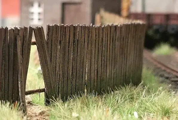 Hotový dřevěný plot v prostoru malé loděnice