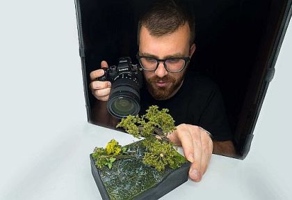 Fotograf při práci v realistickém nasvícení