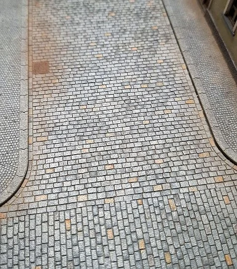 Křižovatka tvaru T - kočičí hlavy (TT)