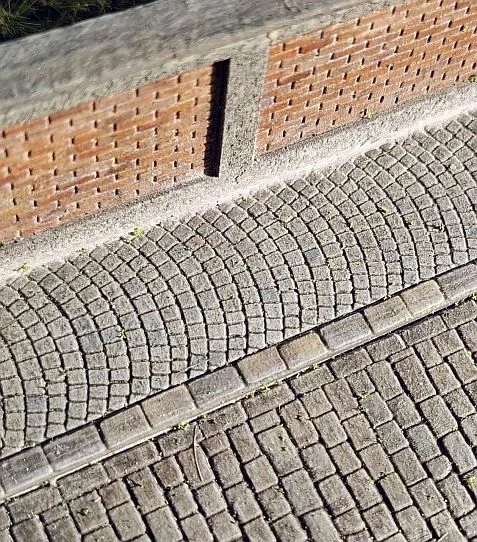 Chodníky s obrubníky N - oblouková dlažba