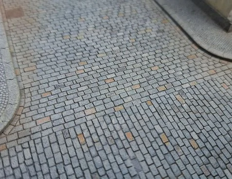 Křižovatka tvaru T - kočičí hlavy (TT)