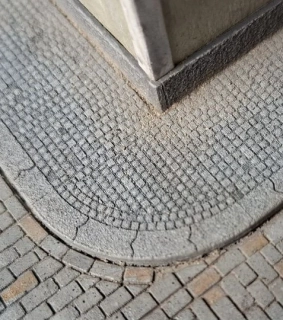 Chodníky s obrubníky N - malá čtvercová dlažba