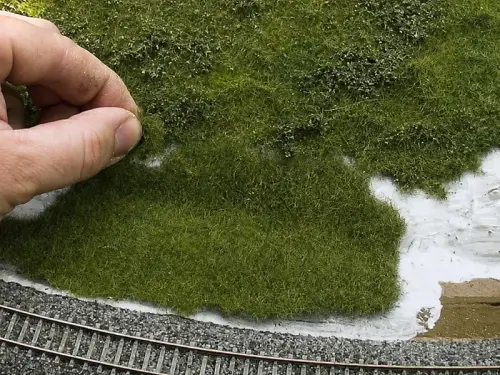 Prolnutí okrajů travní foliáže a zatupování drobných mezer krátkou statickou trávou