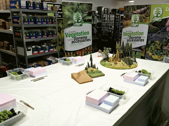 Připravený stůl a materiály před zahájením workshopu