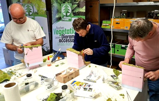 Účastníci při práci na workshopu Skalní stěna